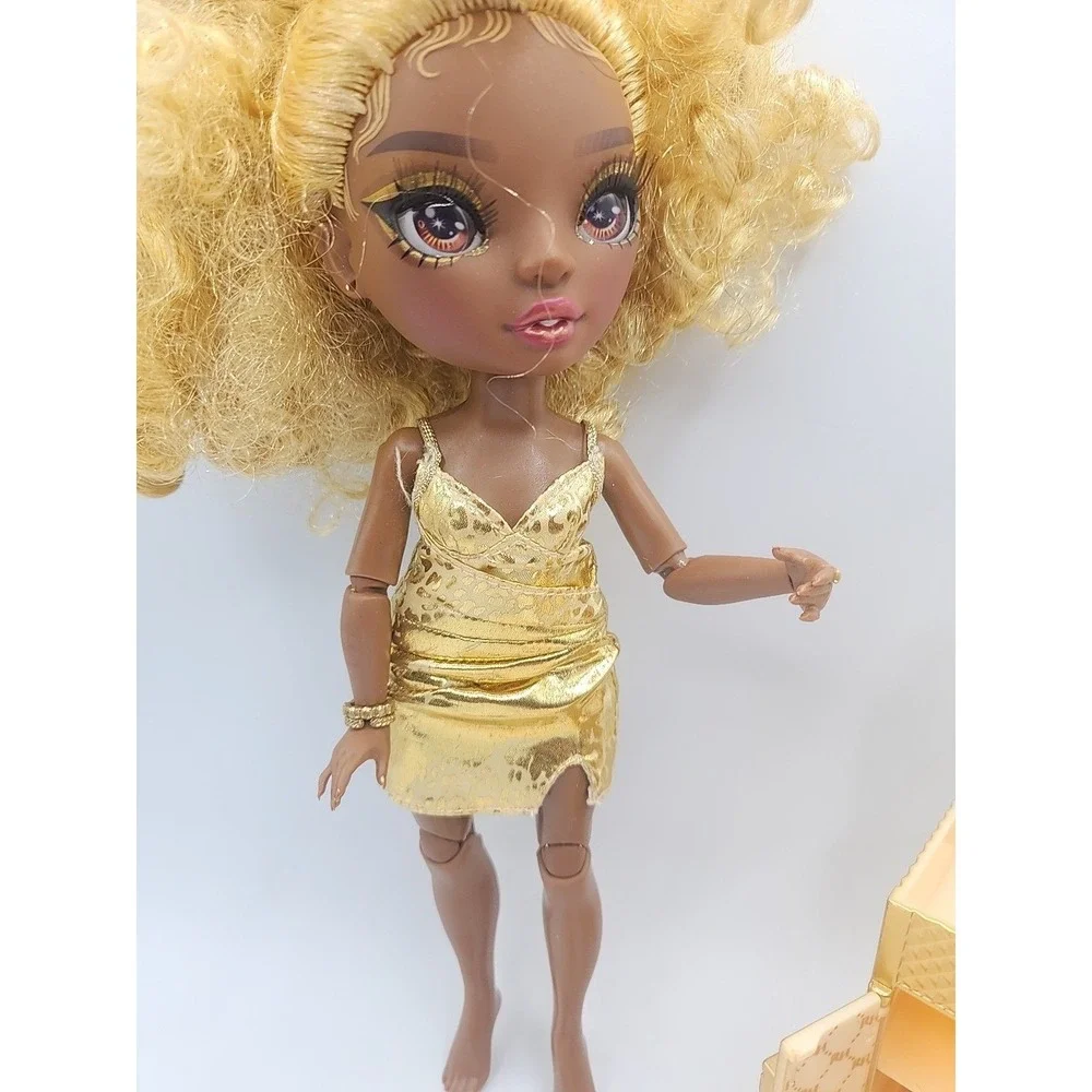 Rainbow High Meline Luxe Doll Rainbow Vision Gold Dress & Vanity Trunk Set